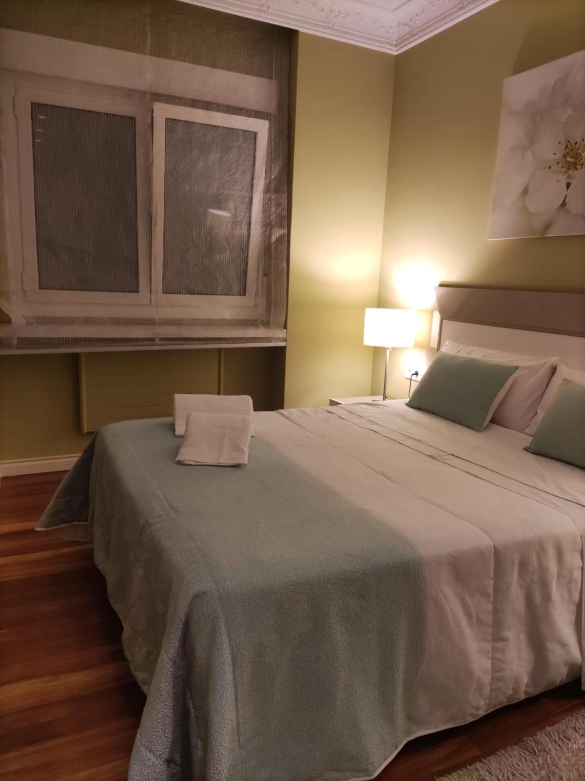 Habitacion En Vivienda Gran Via Bilbao Bilik gambar